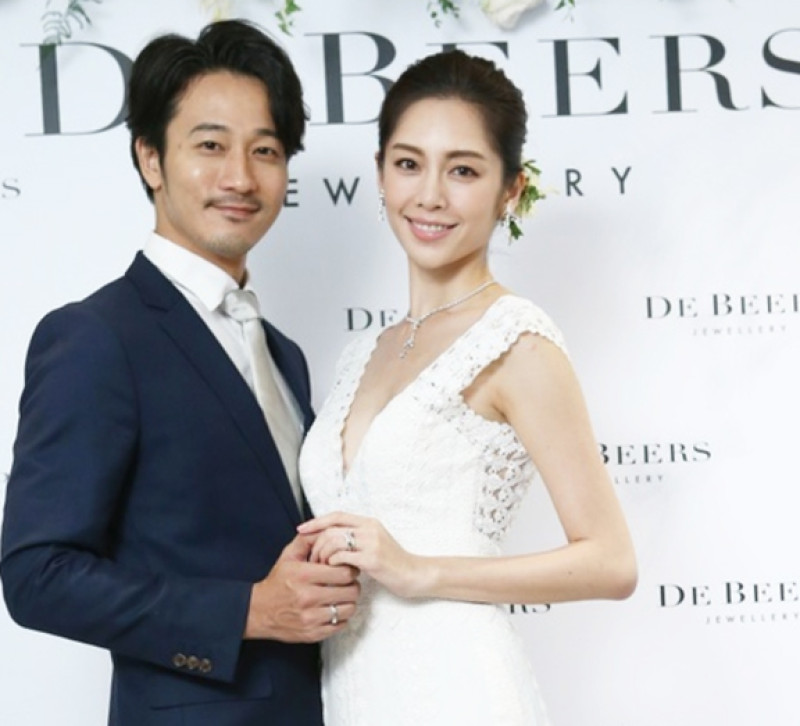 新婚名模夫妻檔秀De Beers婚戒 找理由再敗家