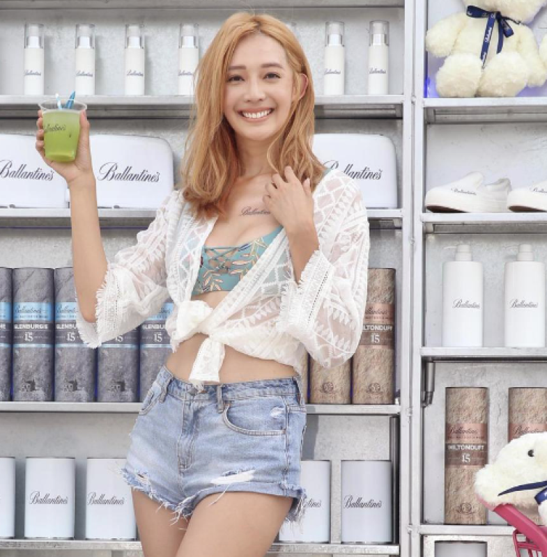 王心恬擔任一日店長 性感露面