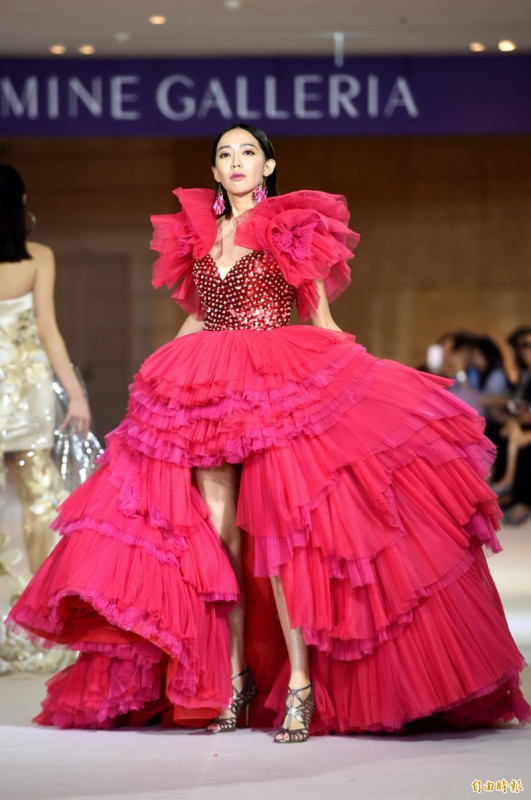 王心恬負重走秀 小腿繃爆了