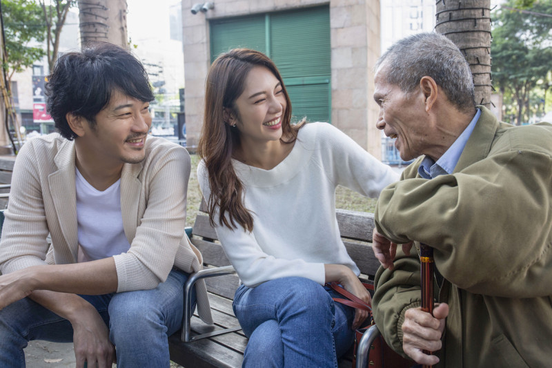 歲末送暖!凱渥藝人名模獻愛 陪聊獨居長者話匣子停不了